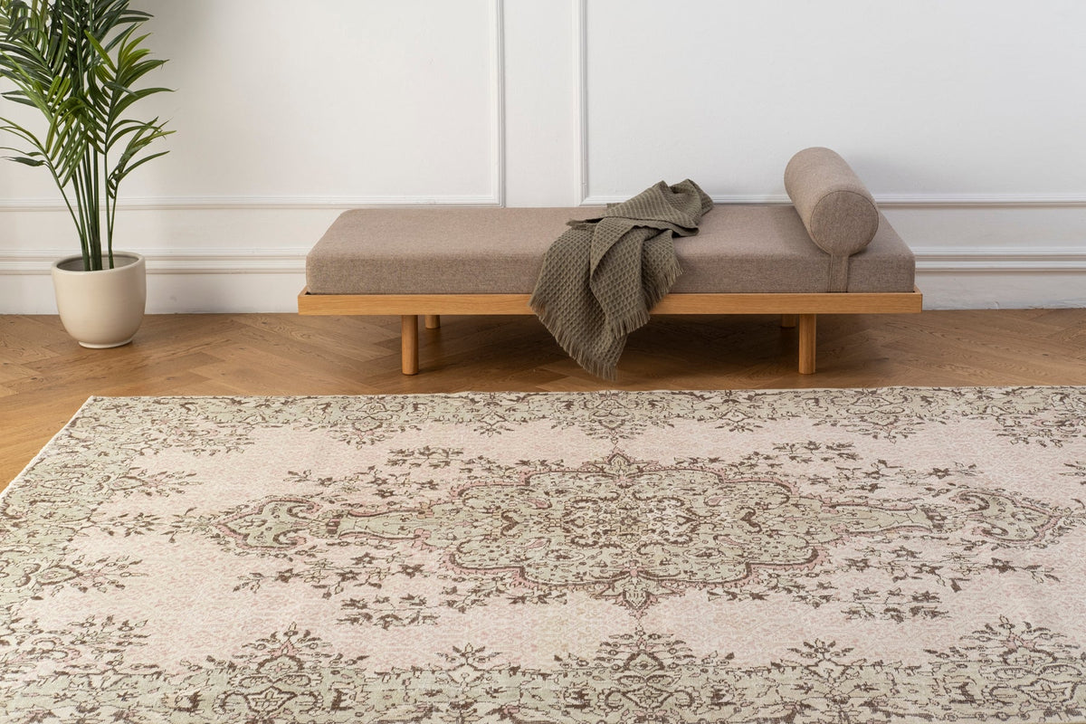 Vintage Distressed Rug Arleno