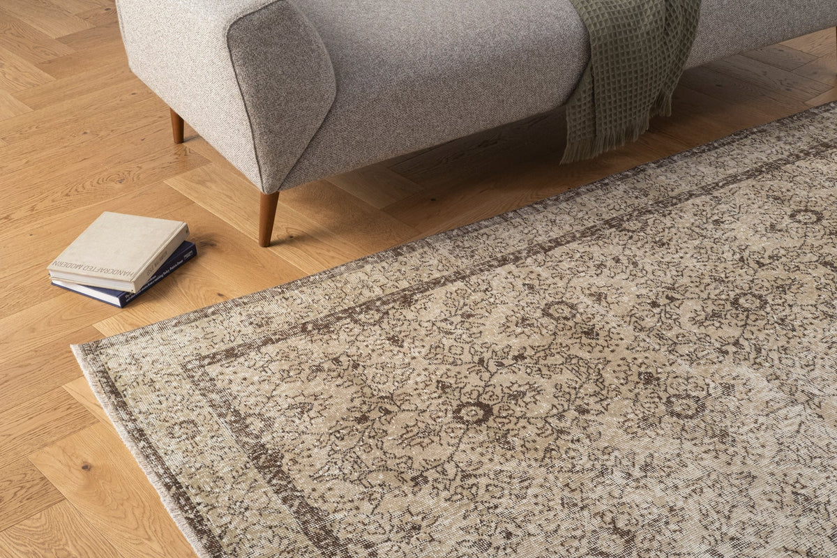 Vintage Distressed Rug Deyros