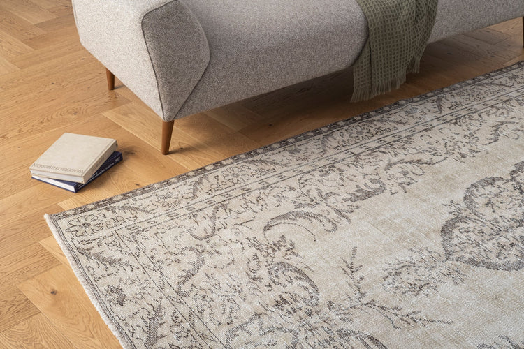Vintage Distressed Rug Elaros