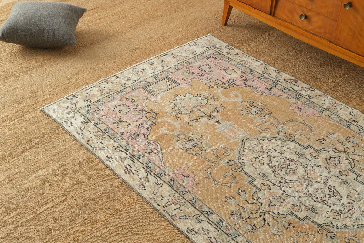 Vintage Distressed Rug Hendrick