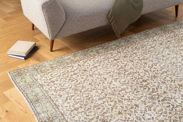 Vintage Distressed Rug Brilae