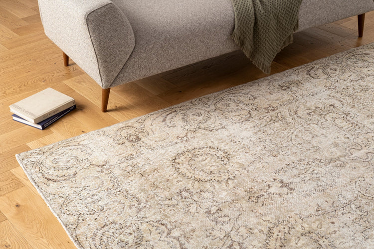 Vintage Distressed Rug Brythionis