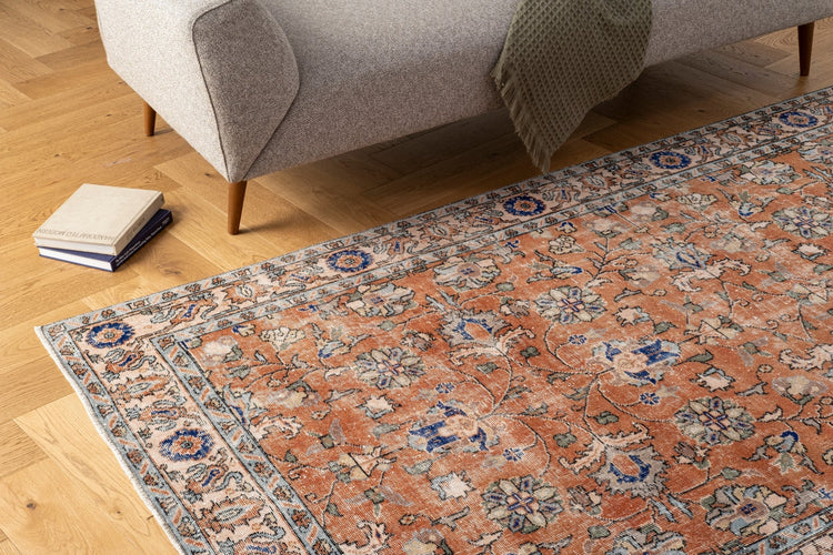Vintage Distressed Rug Sanara