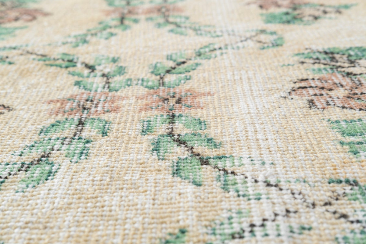 Vintage Distressed Rug Celyrin
