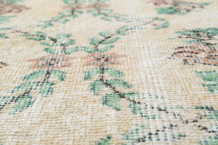 Vintage Distressed Rug Celyrin