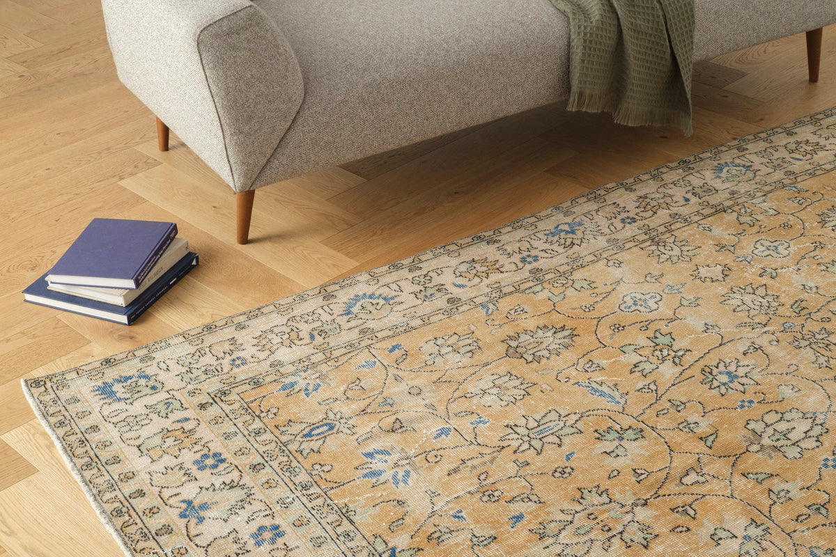 Vintage Distressed Rug Konstanty