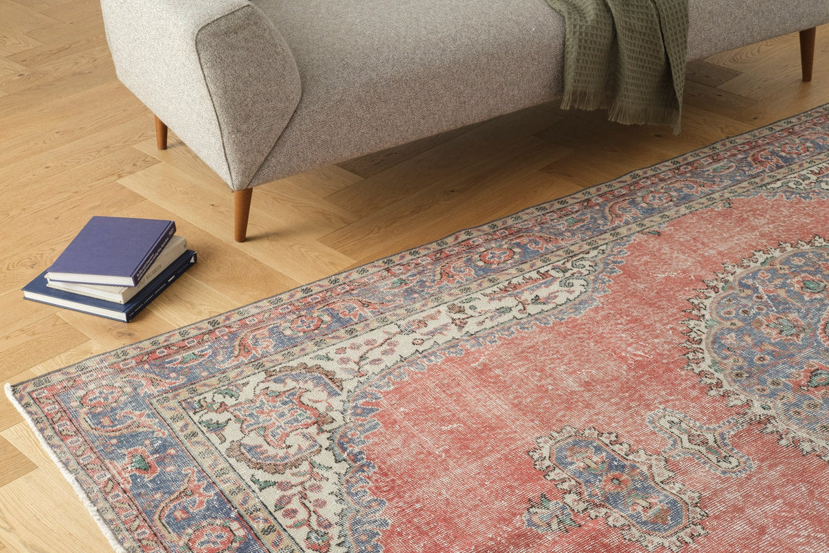Vintage Distressed Rug Manos