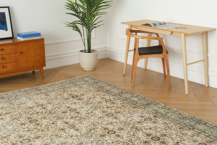 Vintage Distressed Rug Essedin