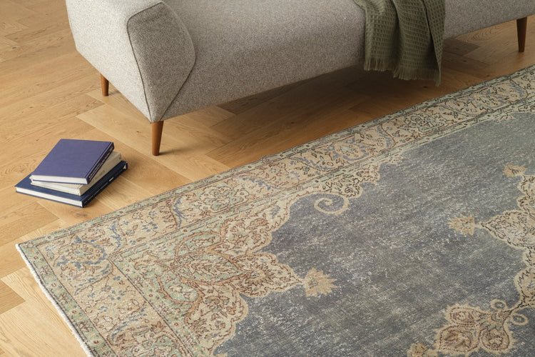 Vintage Distressed Rug Kvetoslav