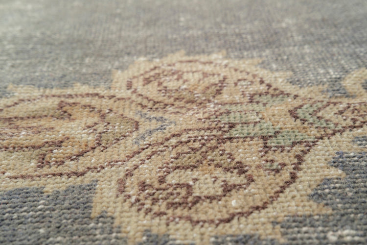 Vintage Distressed Rug Kvetoslav