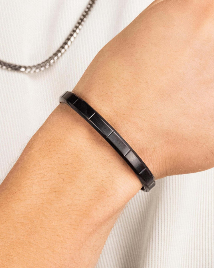 Wilshire Cuff Bracelet Black - JAXXON