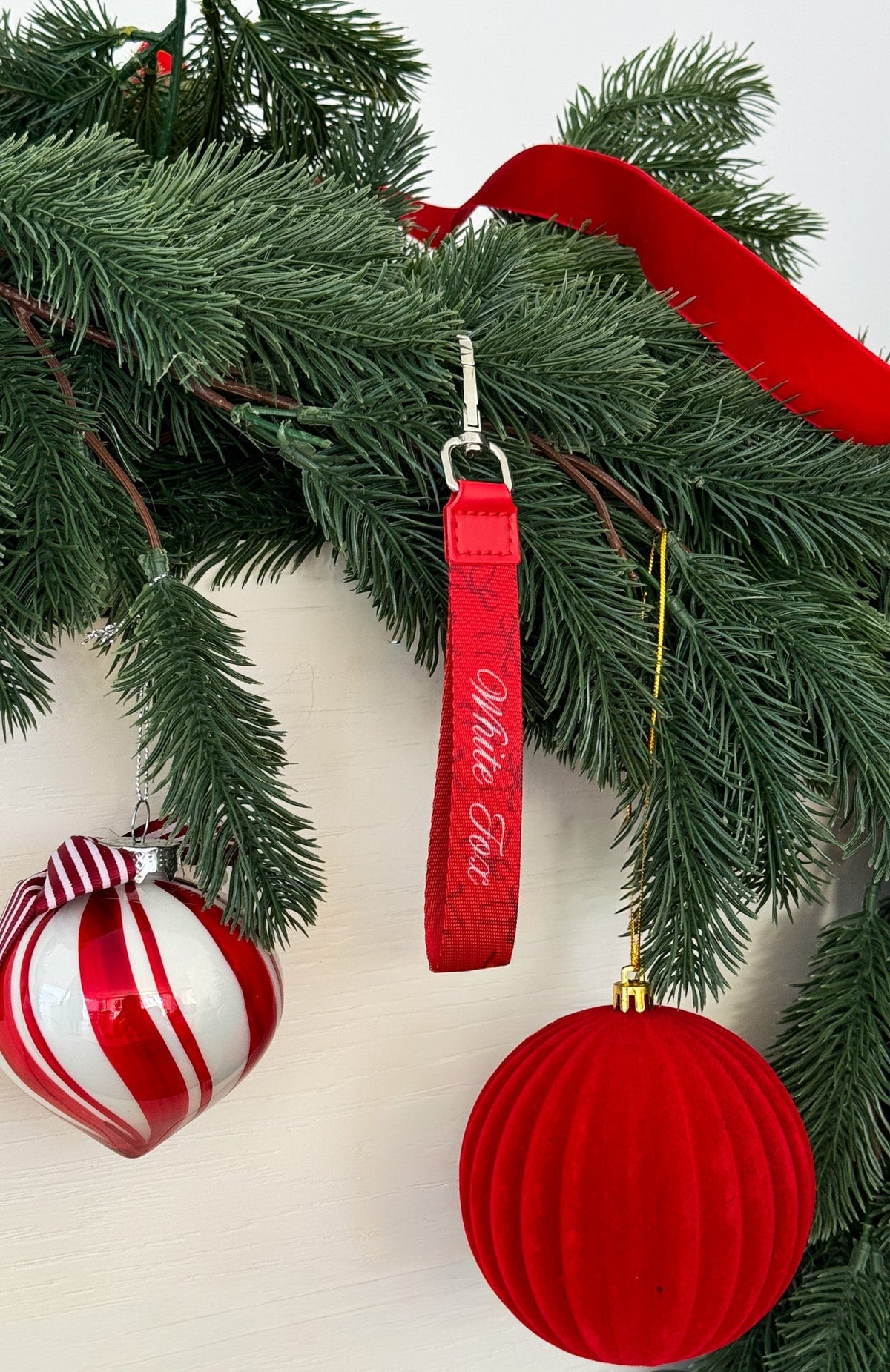 Nael Strap Keychain Red Bows